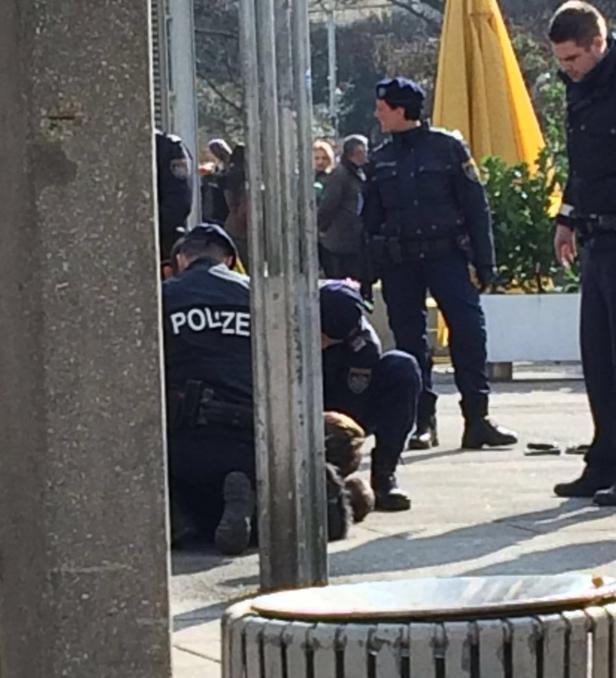 Polizisten sind im Einsatz auf einer Straße zu sehen.