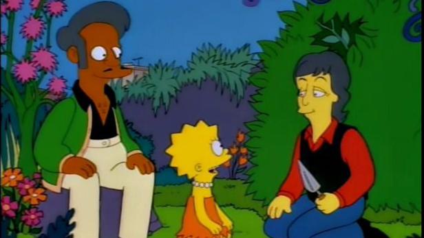 Apu, Lisa Simpson und ein Mann mit einem Messer in einer Szene aus „Die Simpsons“.