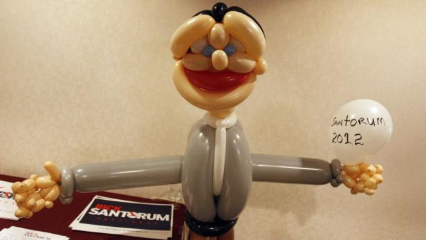 Eine Ballonfigur, die Rick Santorum darstellt, mit einem Ballon mit der Aufschrift „Santorum 2012“.