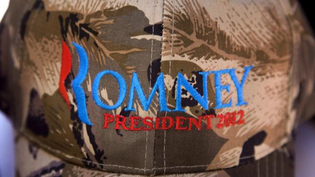 Eine Tarnkappe mit der Aufschrift „Romney President 2012“.