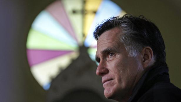 Porträt von Mitt Romney vor einem bunten Kirchenfenster.