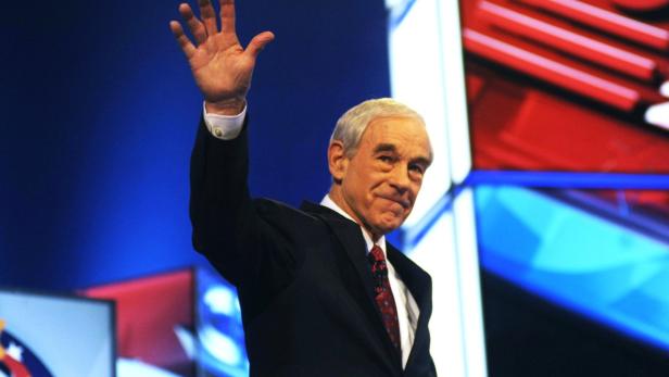 Ron Paul winkt in die Menge.