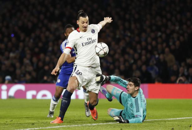 Zlatan Ibrahimović während eines Fußballspiels mit Thibaut Courtois.