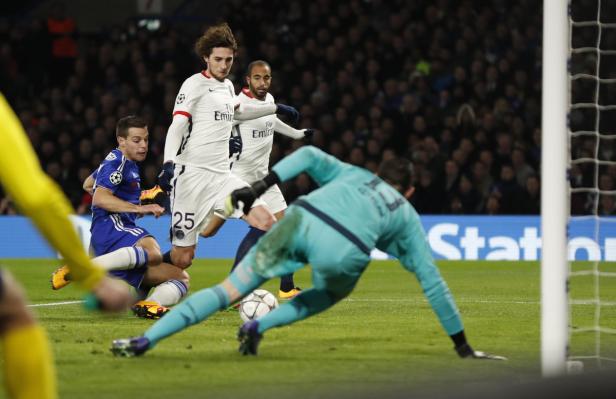 Ein Fußballspiel zwischen Chelsea und Paris Saint-Germain.