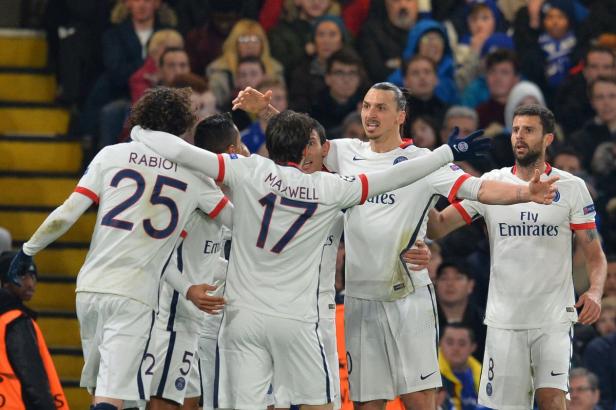 Spieler von Paris Saint-Germain feiern gemeinsam auf dem Spielfeld.
