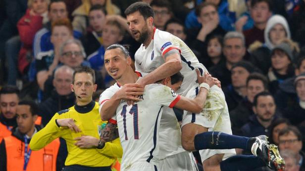 Zlatan Ibrahimović wird von seinen Teamkollegen gefeiert.