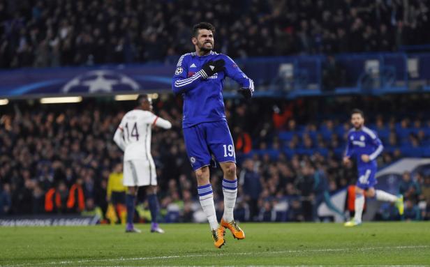 Diego Costa jubelt auf dem Spielfeld im Trikot von Chelsea.