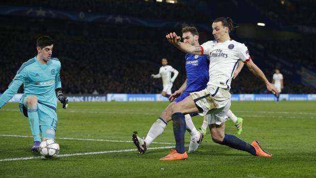 Zlatan Ibrahimović im Zweikampf mit einem Chelsea-Spieler während eines Fußballspiels.