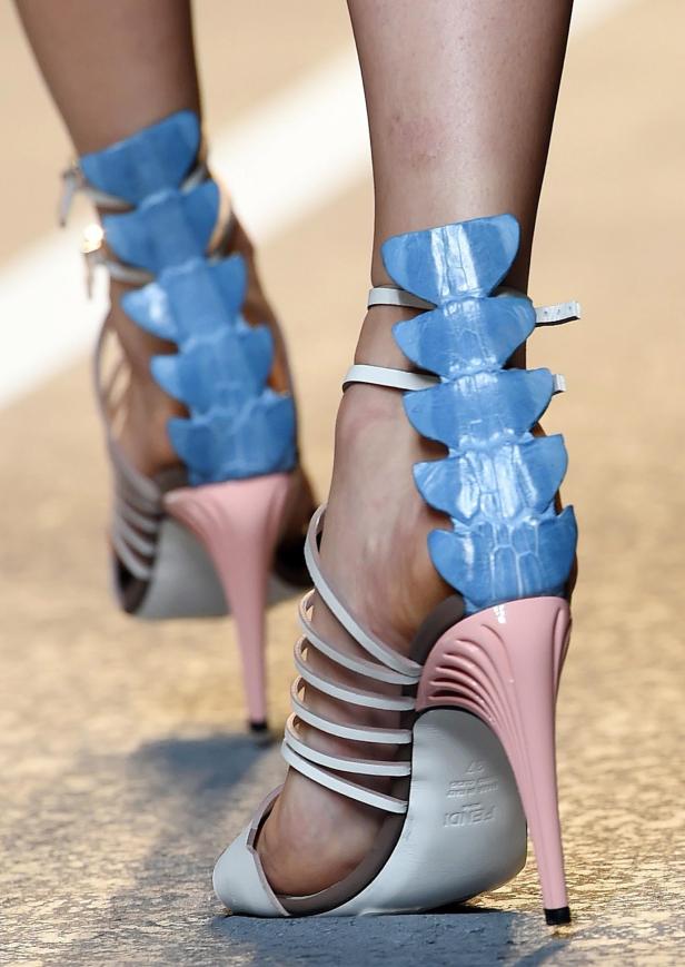 Nahaufnahme von Fendi-Sandalen mit blauem Dekor und rosa Absätzen.