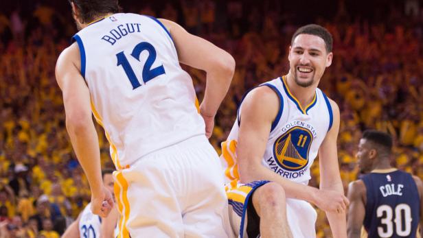 Die Basketballspieler Andrew Bogut und Klay Thompson von den Golden State Warriors feiern.
