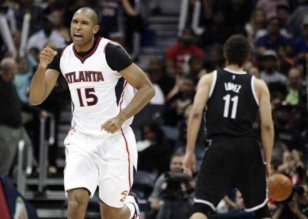 Ein Basketballspieler der Atlanta Hawks jubelt auf dem Spielfeld.