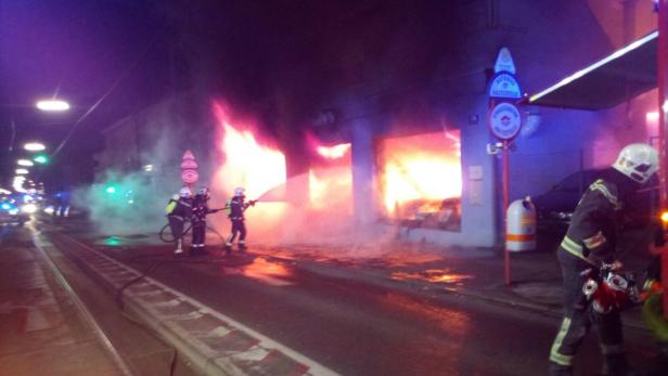 Feuerwehr Meidling Autohaus Brand… Autohaus brannte in Wien-Meidling aus