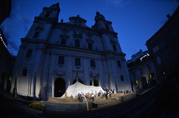 Eine Aufführung vor dem Salzburger Dom bei Nacht.