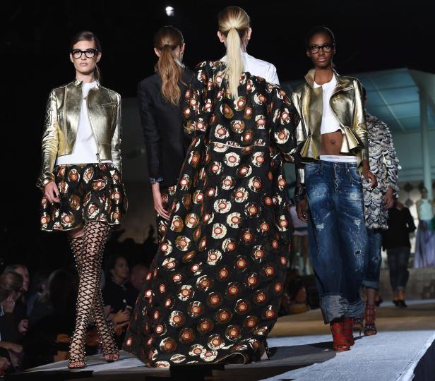 Models präsentieren Mode auf einem Laufsteg.