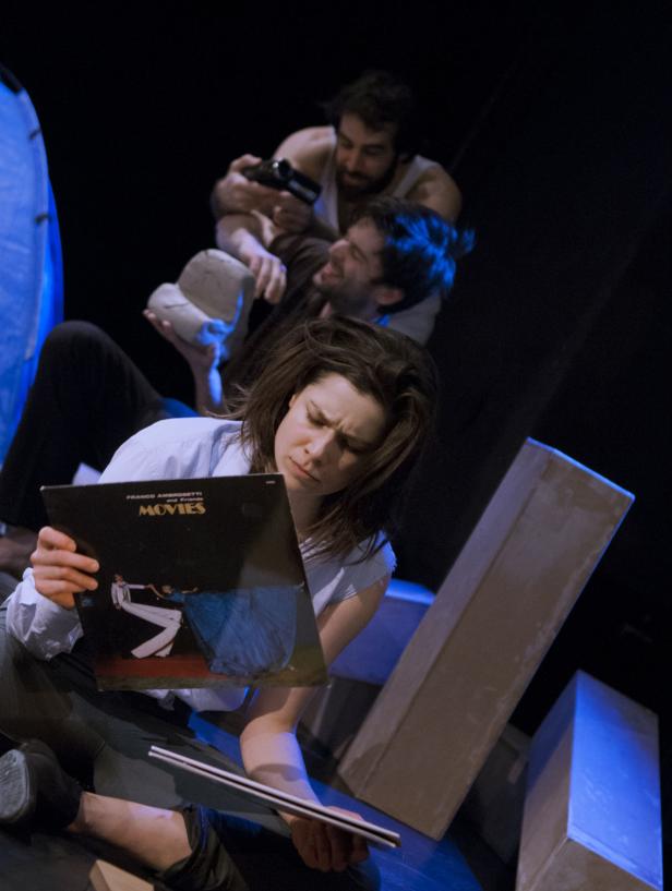 Eine Frau betrachtet eine Schallplatte von Franco Ambrosetti mit dem Titel „Movies“.