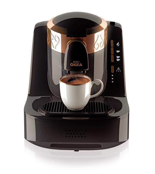 Eine türkische Kaffeemaschine der Marke Arzum Okka mit einer Tasse Kaffee.
