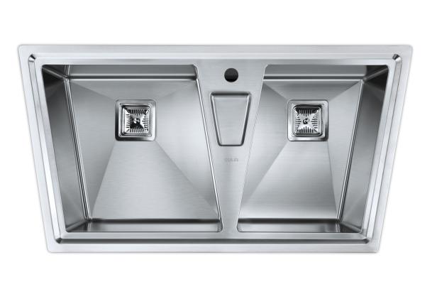Eine doppelwandige Edelstahlspüle mit zwei Becken und quadratischen Abläufen.