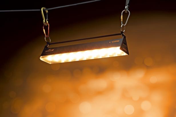 Eine hängende LED-Leuchte der Marke Kovea mit der Aufschrift „L-Core“.