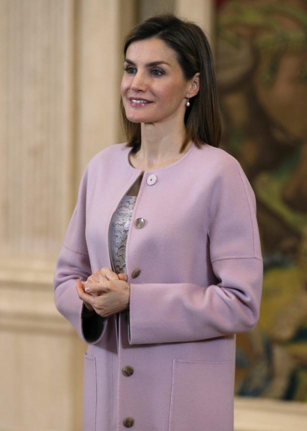 Königin Letizia trägt einen rosa Mantel und lächelt.