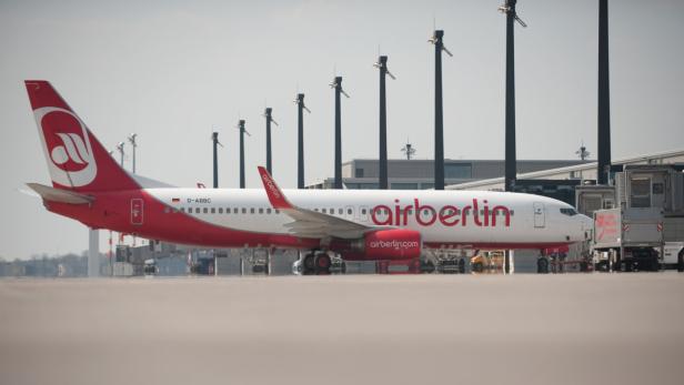 Ein Flugzeug der Air Berlin steht auf einem Rollfeld.