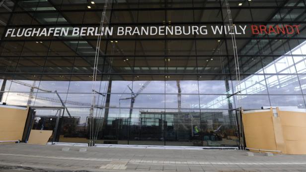Die Fassade des Flughafens Berlin Brandenburg Willy Brandt.