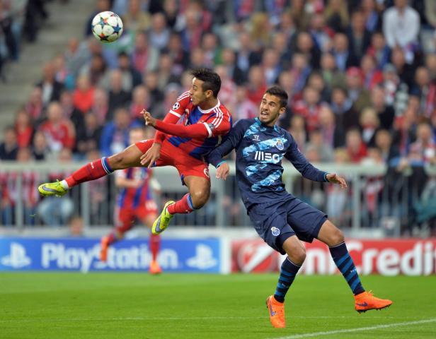 Zwei Fußballspieler kämpfen um den Ball während eines Spiels.