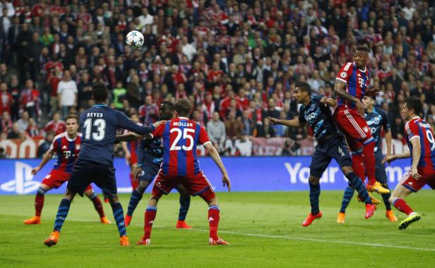 Fußballspieler während eines Spiels im Zweikampf um den Ball.