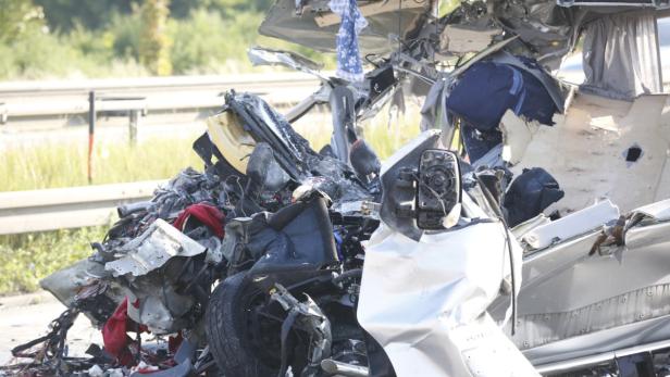Ein schwer beschädigtes Fahrzeug nach einem Unfall auf einer Landstraße.
