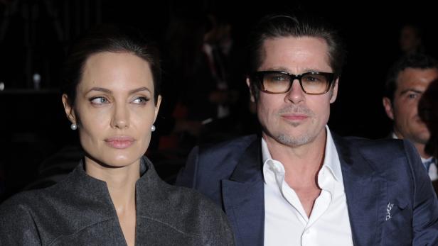 Nach vielen Auftritten in den Klatschspalten bereichern Brad Pitt und Angelina Jolie nun wieder gemeinsam die Filmberichterstattung. Angelina Jolie und Brad Pitt posieren zusammen für ein Foto.