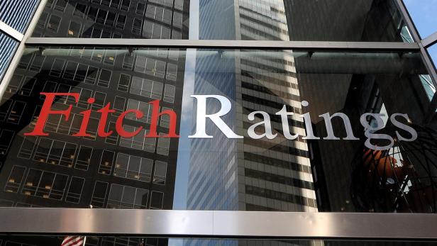 Das Logo von Fitch Ratings an der Fassade eines Bürogebäudes.