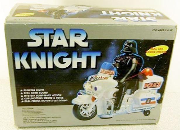 Die Verpackung des „Star Knight“-Spielzeugs, das eine Darth Vader-ähnliche Figur auf einem Polizeimotorrad zeigt.
