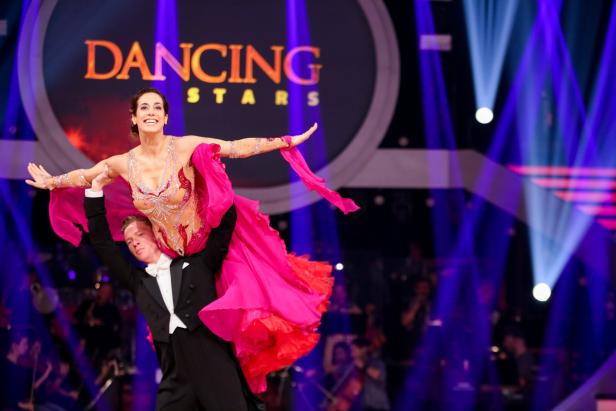 Ein Tanzpaar führt eine Hebefigur bei „Dancing Stars“ auf.