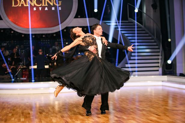 Ein Tanzpaar führt eine Hebefigur bei „Dancing Stars“ auf.