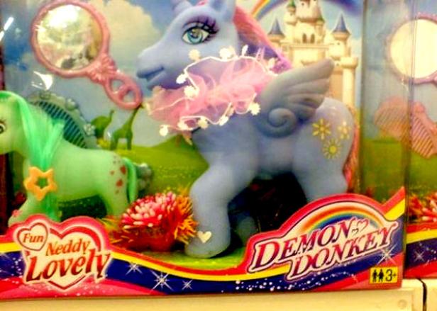 Spielzeugfiguren von Einhörnern und einem Schloss im Hintergrund.