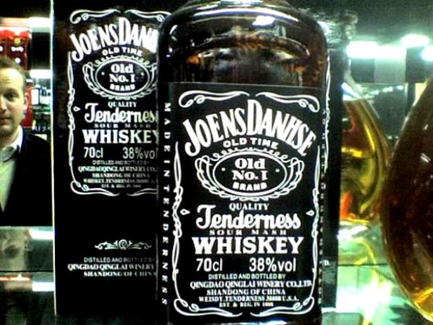 Eine Flasche „Joens Danise Tenderness“ Whiskey steht im Regal.