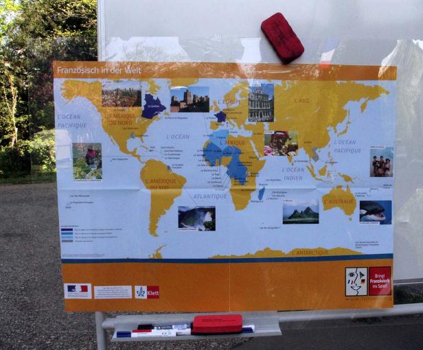 Eine Weltkarte zum Thema „Französisch in der Welt“ mit verschiedenen französischsprachigen Regionen.