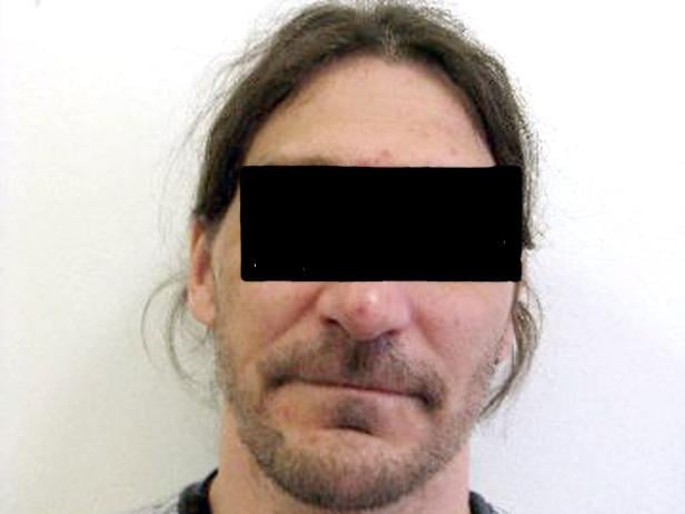 Porträt eines Mannes mit Bart, dessen Augen durch einen schwarzen Balken verdeckt sind.