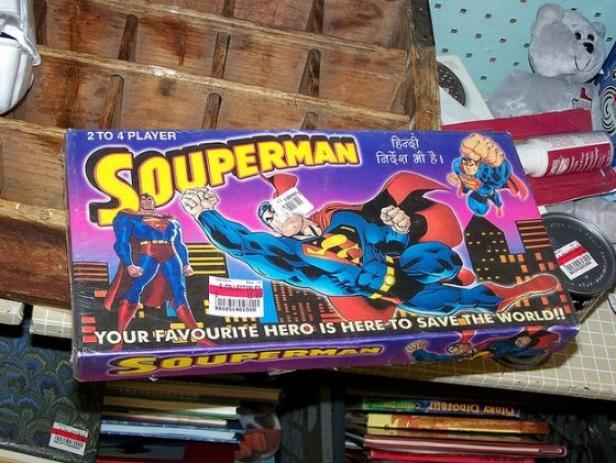Die Verpackung eines Brettspiels namens „Souperman“ mit Superman-Motiven.