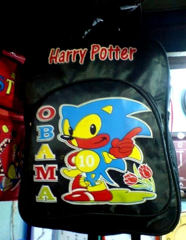 Ein schwarzer Rucksack mit „Harry Potter“-Schriftzug und einem Sonic-the-Hedgehog-Aufdruck, der „Obama“ buchstabiert.