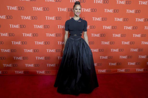 Misty Copeland auf dem roten Teppich vor einer Time 100-Hintergrundwand.
