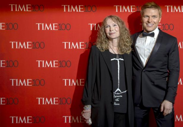 Mia Farrow und ein Mann posieren auf einer Veranstaltung von „Time 100“.