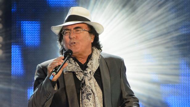 Al Bano Carrisi singt mit Mikrofon auf einer Bühne.