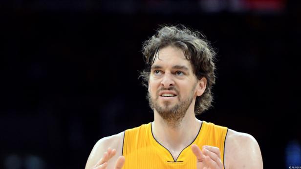 Pau Gasol in einem gelben Trikot während eines Basketballspiels.