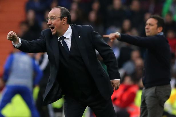 Rafa Benítez gestikuliert während eines Fußballspiels an der Seitenlinie.