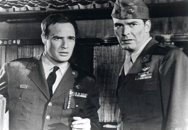 Marlon Brando und Glenn Ford in Militäruniformen in „Das Teehaus zum Augustmond“.