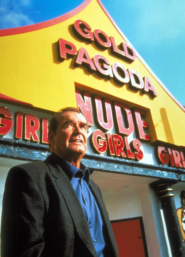 James Coburn vor dem „Gold Pagoda Nude Girls“-Club.