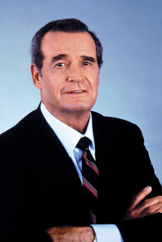 Ein Porträt von James Garner mit verschränkten Armen.