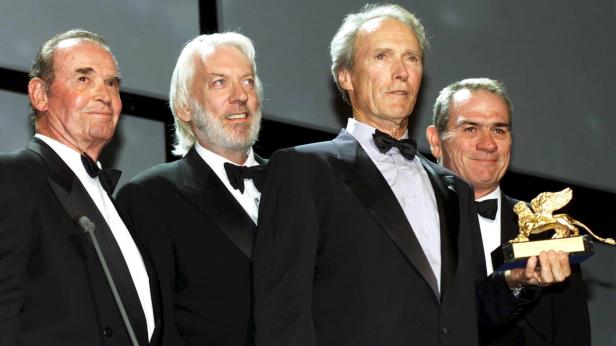 Clint Eastwood und Tommy Lee Jones mit anderen bei der Verleihung des Goldenen Löwen.
