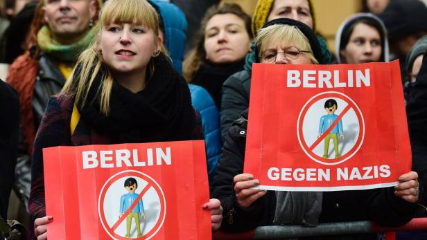 Demonstranten halten Schilder mit der Aufschrift „Berlin gegen Nazis“ hoch.