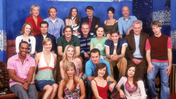 Eine große Gruppe von Schauspielerinnen und Schauspielern posiert für ein Gruppenfoto.